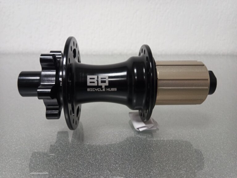 Rear hub / 142 MM / Thru axle Ø 12 MM / Disc (6 bolts) / 32GTS / BQ / BQ-RH30013 / HG Body 36,85 MM / Black / Race