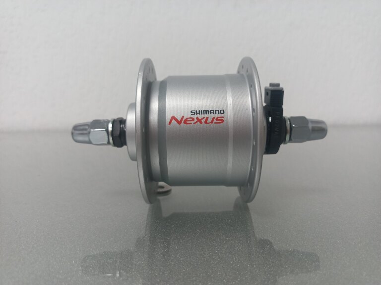 Voornaaf / 100 MM / Vaste as 140 MM / Velgrem / 32GTS / Shimano / DH-C3000-3N-NT 6V-3.0W Dynamo / Zilver / City