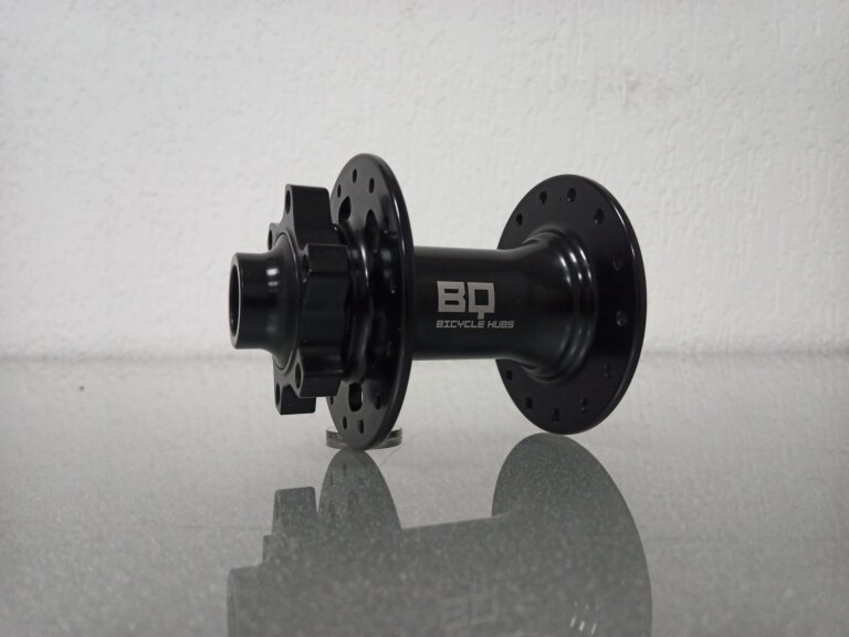 Front hub / 100 MM / Thru axle Ø 15 MM / Disc (6 bolts) / 28GTS / BQ / BQ-FH30509 / Black / MTB - Tour