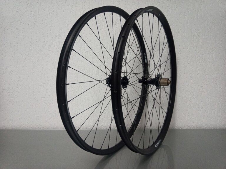 Paire de roues / 622X30C / Rigida - Ryde / Edge M 30 os / Noir / Novatec / D462SB-A5A-B12 / HG Body 36,85 MM / 148 MM / Disque (6 boulons) / VTT