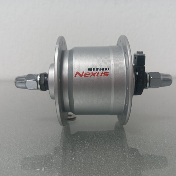 Voornaaf / 100 MM / Vaste as 140 MM / Velgrem / 32GTS / Shimano / DH-C3000-3N-NT 6V-3.0W Dynamo / Zilver / City 